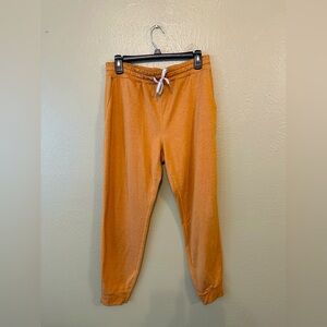 Vuori performance jogger — mustard yellow